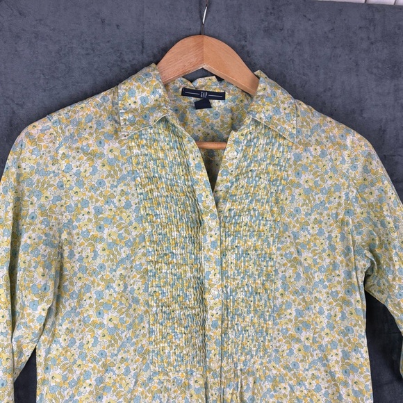 GAP Women’s sz S Floral Button Down with pin tuck detail and pearlescent buttons - Picture 2 of 9